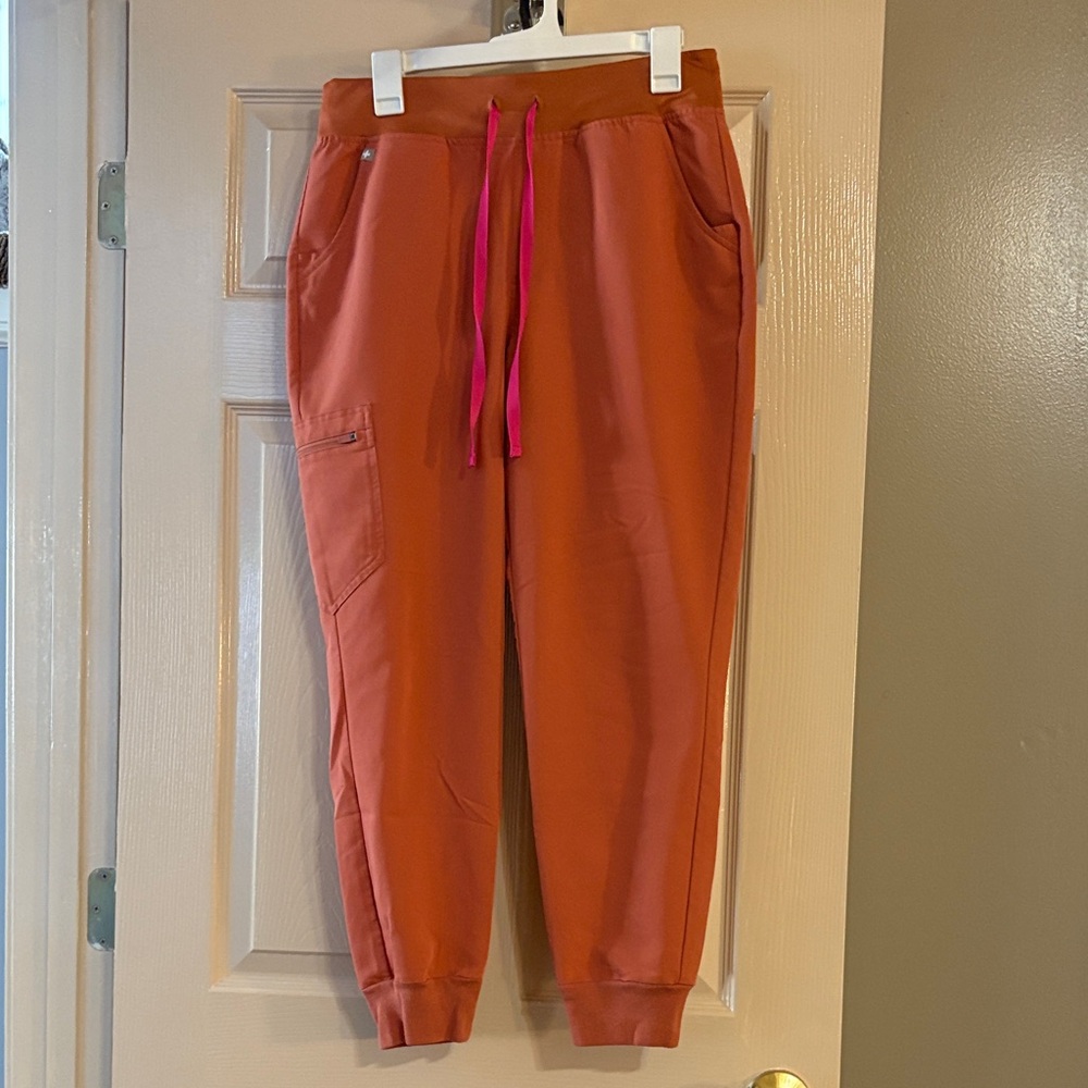 Figs Zamora high rise women’s scrub pants. Medium Petite in Terra Cotta.